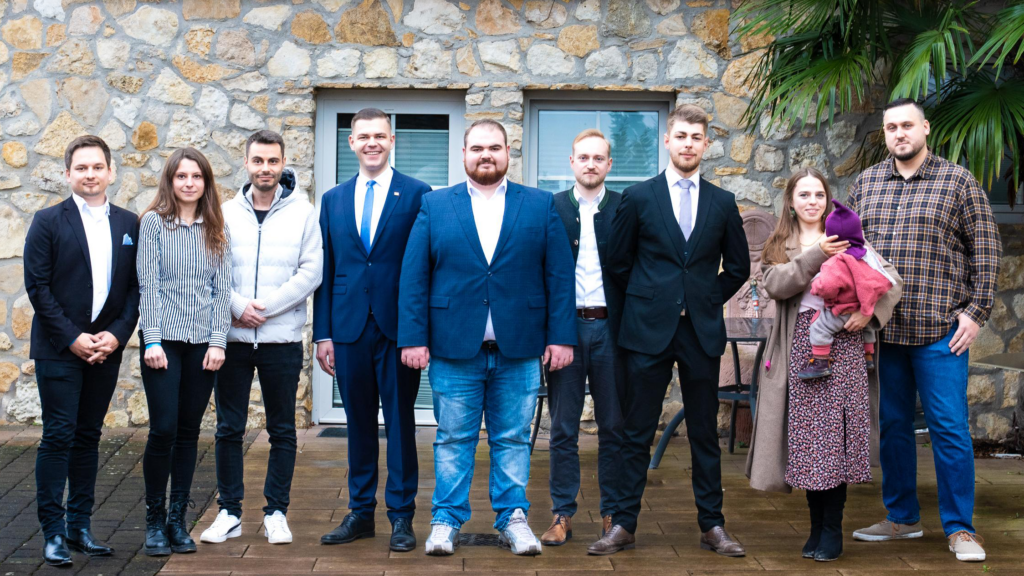 Der Vorstand der "Generation Deutschland". In der Mitte Bailey Wollenweber und Jan Richard Behr umringt von weiteren Vorstandsmitgliedern.