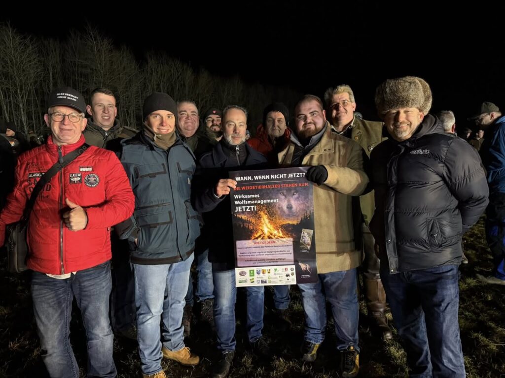 Eine Personengruppe mit Mitgliedern der AfD Westerwald und umgebenen Kreisen beim Mahnfeuer in Rehe