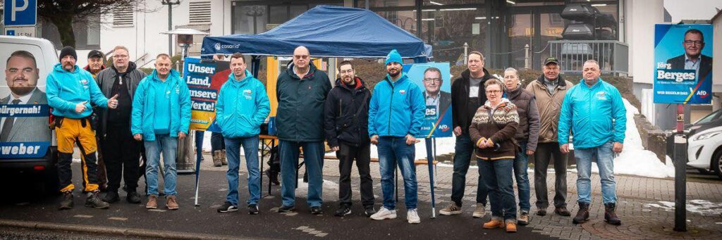 Infostand in Rennerod: Direktkandidat Jörg Berges und Unterstützer stehen vor einem Informationsstand im Ortszentrum und kommen mit Bürgern ins Gespräch.